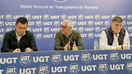 Eduardo Abad, presidente de UPTA; Jesús Santos, secretario general de UGT Navarra; y Javier Marzo, responsable de Organización de UPTA Navarra, durante la rueda de prensa de este jueves