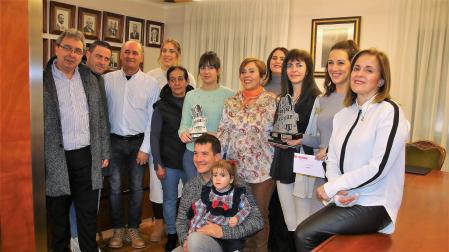Premiados y autoridades posaron juntos.