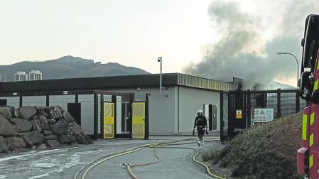 Humo en la zona de la estación de compresión del gasoducto de Irún, el pasado miércoles
