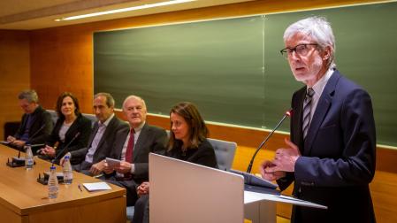 Enrique Goñi presentó el acto desde el atril. A su derecha, Susana de la Sierra; el exministro Tomás de la Quadra-Salcedo; Alfonso Sánchez Tebernero; Ana Azurmendi y José María Lasalle