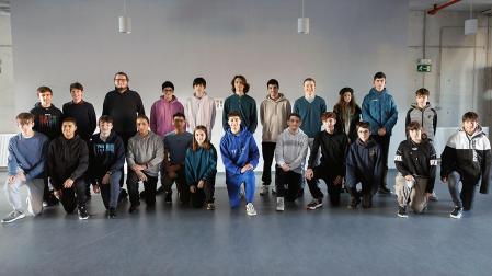 Foto de grupo del alumnado participante en esta competición. En la segunda fila, segundo por la izquierda, el ganador, Aimar Seminario Unzu; en la primera fila, sexta por la izquierda, la segunda clasificada, Naia Ongay Zaratiegui