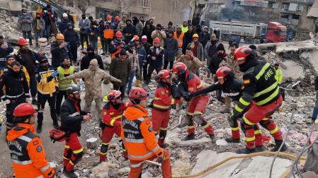 Efectivos de la Unidad Militar de Emergencia (UME) han logrado rescatar con vida a dos niños, de seis y dos años, y a su madre de entre los escombros de un edificio derruido por el terremoto que asoló Turquía el lunes