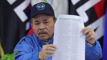 El presidente de Nicaragua, Daniel Ortega, muestra la lista de nombres de los 222 presos políticos excarcelados