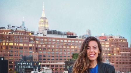 Laura Eguaras posa con la imagen del Empire State Building al fondo, uno de los rascacielos más icónicos de la ciudad norteamericana