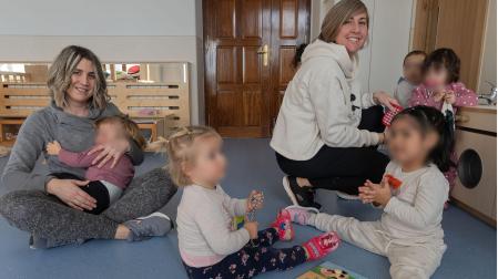 Eguiarte Ros, con una niña en brazos, educadora infantil, y la directora, Eguiarte Goñi, atienden a los niños