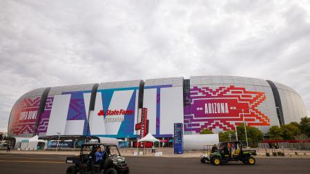 Varios empleados ultiman los detalles en el exterior del estadio de Glendale, en Arizona, donde se disputara la LVII Super Bowl