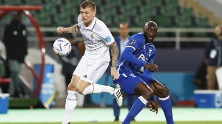 El alemán Tony Kroos trata de irse de Moussa Marega, del Al Hilal, en la final del Mundial de Clubes.
