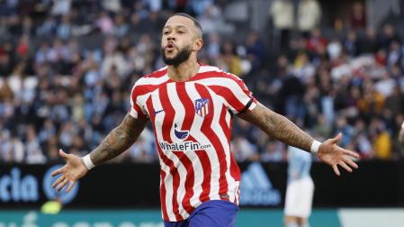Memphis Depay celebra el tanto anotado en Balaídos, que le ha dado el triunfo al Atlético de Madrid