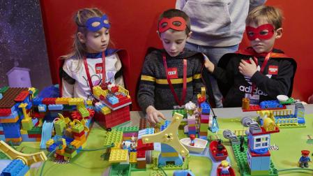 Los niños explotaron su creatividad para crear unas maquetas que juntaban la tecnología con las piezas Lego