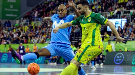 Fits, del Movistar Inter, trata de bloquear el pase de César, del Jaén Paraíso Interior, durante la final de la Copa de España de fútbol sala