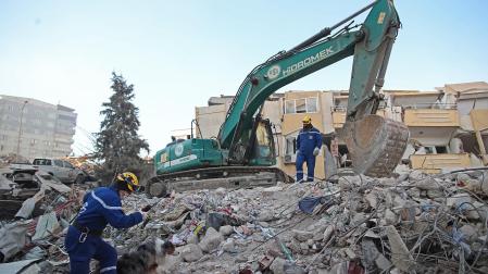 Una excavadora trabaja entre los escombros en la localidad turca de Kahramanmaras.