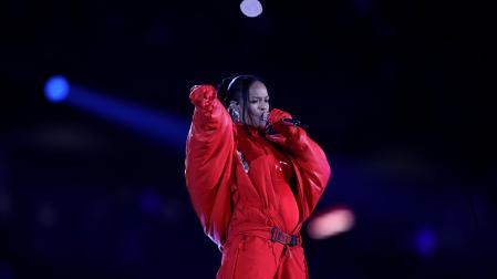 Rihanna actúa durante el descanso de la Super Bowl