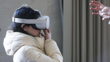 Una estudiante de la UPNA durante la inmersión de realidad virtual sobre discapacidad.