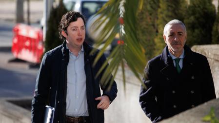 Francisco Nicolás Gómez Iglesias y su abogado, Juan Carlos Navarro, a su llegada a un juicio en la Audiencia Provincial de Madrid