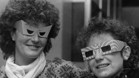 Dos mujeres con las gafas de la tele, en una imagen de 1984
