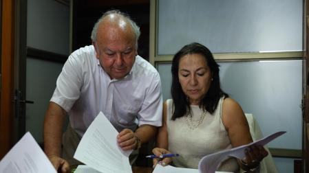 Rodolfo Reyes, abogado y sobrino de Pablo Neruda, junto a Elizabeth Flores, abogada en el caso Neruda