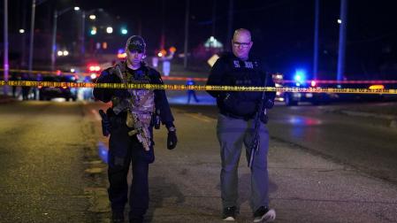 Oficiales de policía, en el lugar del tiroteo en la Universidad estatal de Michigan