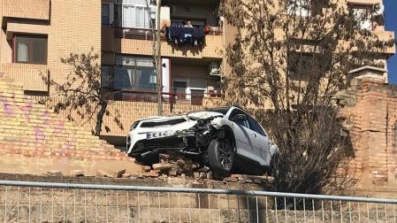 El vehículo, suspendido en el muro de los campos de Jesuitas