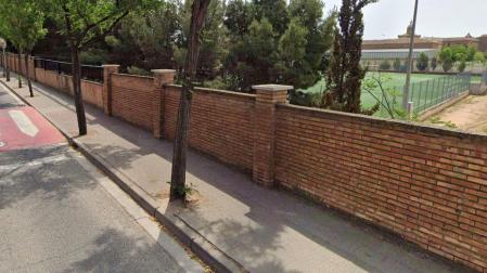 Muro de los campos de Jesuitas, en la calle Virgen de la Cabeza, contra el que chocó el conductor