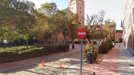 Acceso a la Plaza del Mercurio del distrito madrileño de Hortaleza, donde los agentes vieron a los tres individuos acompañando al retenido.