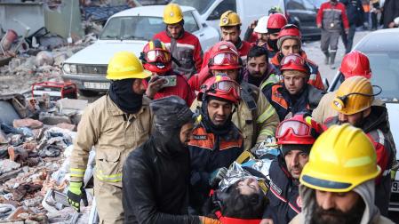 Miembros de un equipo de rescate transportan a Cudie, una sobreviviente del terremoto 12 años que estuvo atrapada durante 147 horas bajo los escombros de un edificio derrumbado
