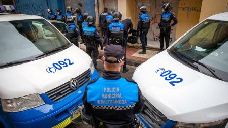 Agentes de Policía Municipal de Pamplona desalojan el antiguo cine Guelbenzu, en abril de 2022