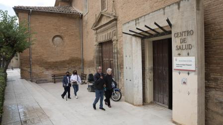 Varias personas entran en el centro de salud Gayarre de Tudela