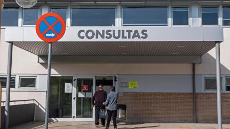 Dos personas acceden al edificio de consultas del Hospital García Orcoyen de Estella