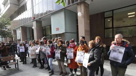 Representantes sindicales concentrados frente a la sede del departamento de Salud.