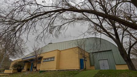 Exterior de la carpa de Oncineda donde hay quejas por frío