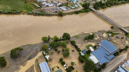 Vista aérea de la localidad de Wairoa, afectada por el desastre causado por el ciclón Gabrielle en la Isla Norte de Nueva Zelanda