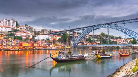 Vista espectacular de la preciosa Oporto en Portugal.