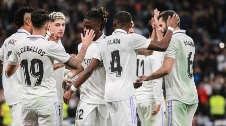 Futbolistas del Real Madrid celebran uno de los goles contra el Elche