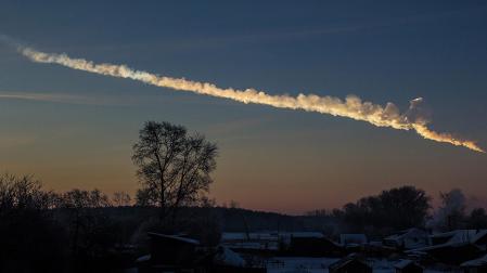 Estela del asteroide que impactó en Cheliábinsk (Rusia).