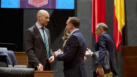 Los parlamentarios de Navarra Suma Iñaki Iriarte (izda.) y Javier Esparza conversan  durante el pleno de este jueves en el Parlamento foral