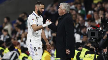 Carlo Ancelotti felicita a Karim Benzema al ser sustituido en el choque contra el Elche en el que el galo anotó dos goles.