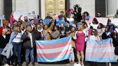 La ministra de Igualdad Irene Montero (c) celebra con miembros del colectivo LGTBI la aprobación de la Ley Trans en el Congreso