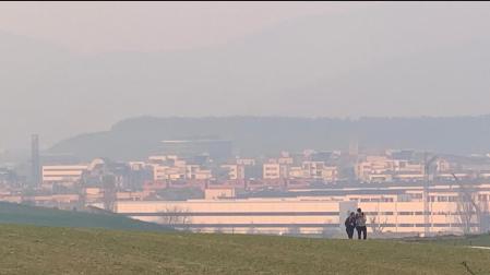 Estampa de la ciudad de Pamplona desde las afueras, velada por un ligero humo