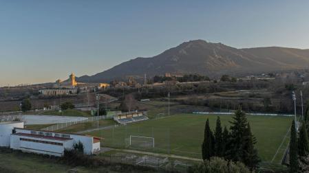 Vista del campo de fútbol Javi Martínez de Ayegui con Montejurra al fondo