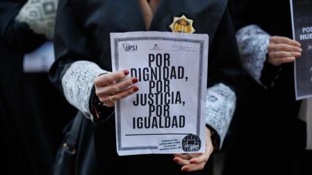 Una letrada de la Administración de Justicia se manifiestan durante la reunión con el Ministerio de Justicia, en el Palacio de Sonora