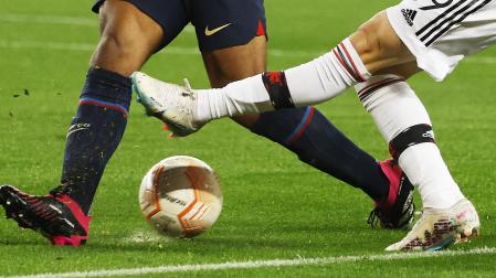 Las botas negras hace años que dejaron se tener el monopolio en los campos de fútbol.
