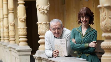 Fernando Rey e Irene Vallejo, en el claustro isabelino del edificio del INAP del Gobierno de Navarra
