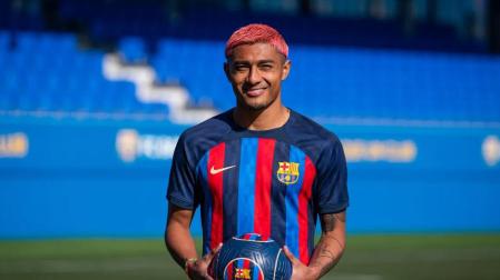 Julián Araujo posa como nuevo futbolista del Barça