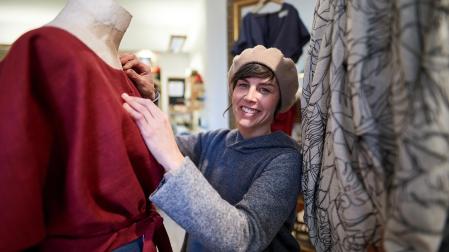 La diseñadora Aiora Ganuza, entre maniquís de costura de su tienda y taller de la calle Curia Hari&Ari