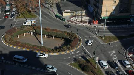 Vista de la rotonda ‘de la discordia’, sobre la que los vecinos reclaman “solución urgente”