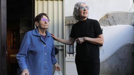 Un servicio a domicilio procura a diario que a personas mayores que viven solas en casas y caseríos no les falten los alimentos