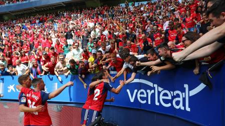 Aimar Oroz, goleador ante el Rayo Vallecano, celebra su tanto junto a la afición de Osasuna
