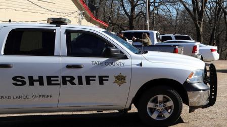 Coche del sheriff del condado de Tate en el que se ha producido el tiroteo