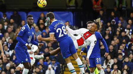 Momento en el que Sekou Mara intenta rematar e impacta con su bota en el rostro de César Azpilicueta.