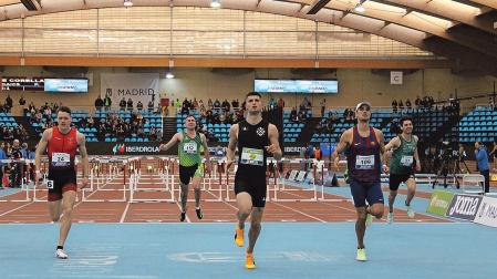Asier abrió las series de 60 m vallas con una victoria tranquila. Hoy compite en busca de la final.